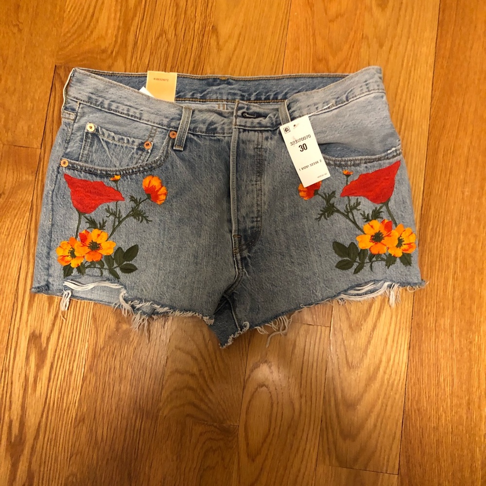 Levi’s denim shorts w/floral print embroidery
